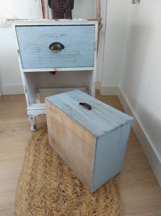 Mesita Auxiliar Vintage Azul y Blanco