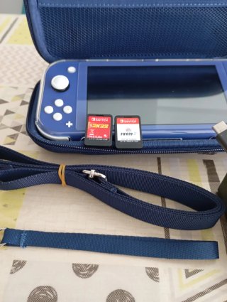 Nintendo Switch Lite Blu in ottime condizioni + giochi
