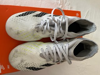 Botas de fútbol Adidas grises y blancas