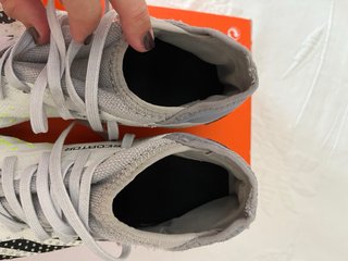 Botas de fútbol Adidas grises y blancas