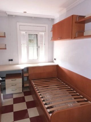 Conjunto juvenil: Cama, estanterías y escritorio