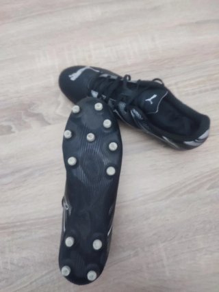Zapatos de fútbol Puma negros y plateados