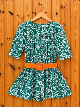 Nuevo Mono verde estampado con cinturón naranja