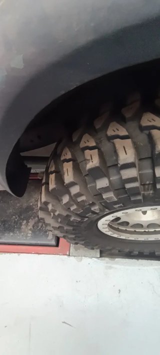 Trepador 38.5 con llantas antidesllante patrol