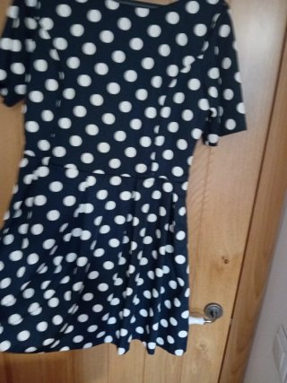 Vestido azul con lunares blancos
