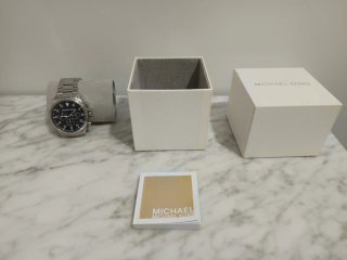 Reloj Michael Kors Cronógrafo Negro y Plateado