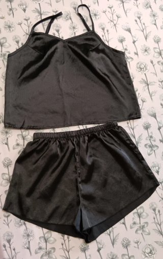 Pijamas cortos satén verano chica.