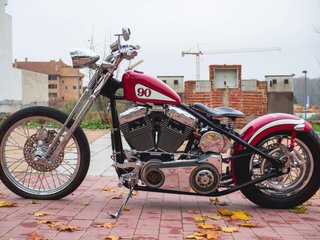 Harley Davidson Bobber Roja Plata