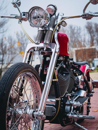 Harley Davidson Bobber Roja Plata