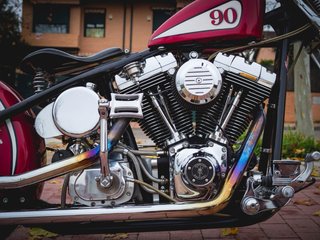 Harley Davidson Bobber Roja Plata