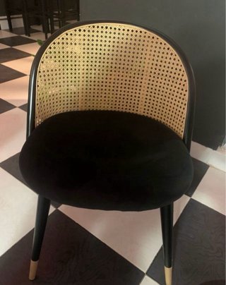 Sillas de ratán negras con asiento de terciopelo