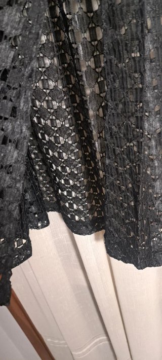 Elegante falda negra con tejido troquelado