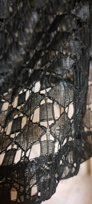 Elegante falda negra con tejido troquelado