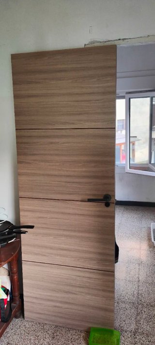 Puerta Maciza Roble Gris + Maneta Premium