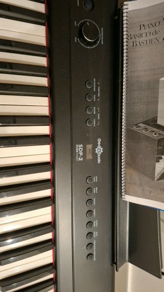 Piano Gear4music con soporte y auriculares