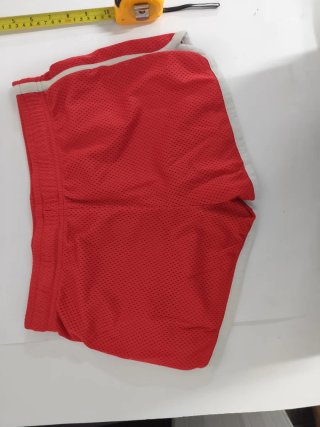 Pantaloncini sportivi rossi con scritta