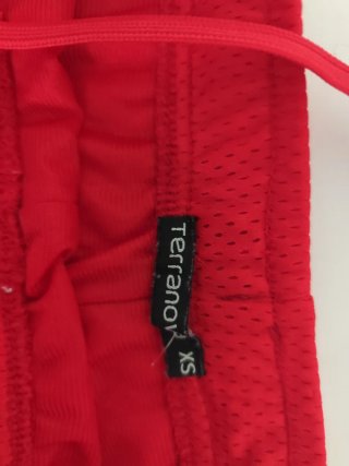 Pantaloncini sportivi rossi con scritta