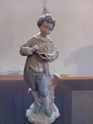 Escultura Lladro niño con flores