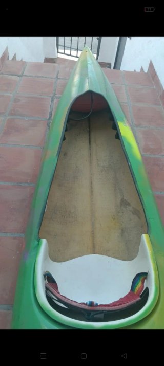 Kayak verde y amarillo,se encuentra en Almuñécar