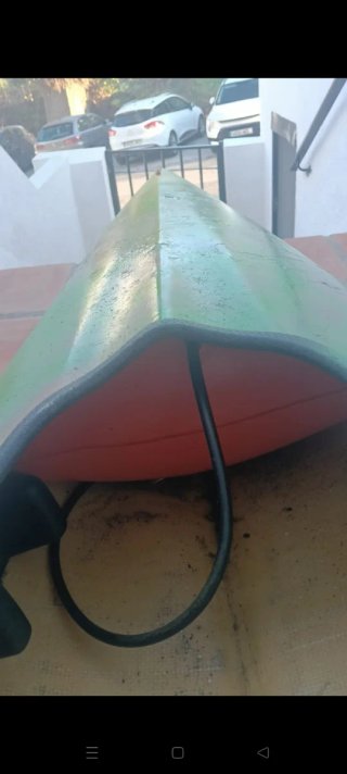 Kayak verde y amarillo,se encuentra en Almuñécar