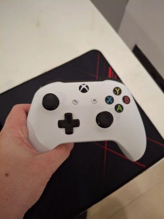Xbox One Bianca + Controller + 2 Giochi