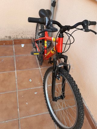 Bicicleta Roja 24 1 año de uso