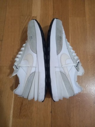 Zapatillas Nike grises y blancas