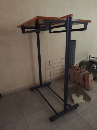 Burro expositor con estantes y barras