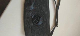 Bolso bandolera negro con flor
