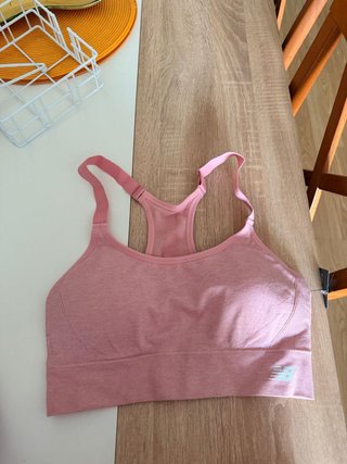 Top deportivo New Balance rosa