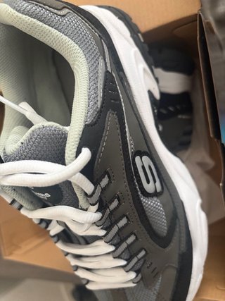 Skechers Gris y Blanco a estrenar.