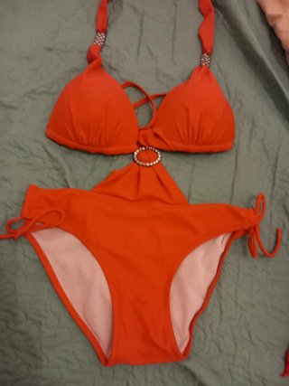 Bañador naranja con adornos