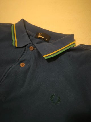 Polo Fred Perry azul con detalles verdes
