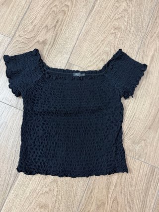 Camiseta Stradivarius negra fruncida