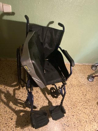 Silla de ruedas parcialmente usada. Incluye cojín