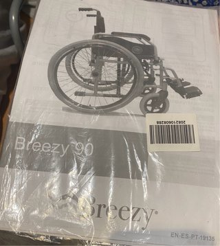 Silla de ruedas parcialmente usada. Incluye cojín