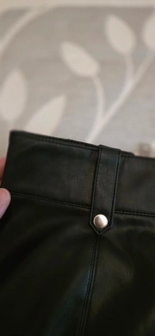 Falda Zara efecto piel cremallera asimétrica T.38
