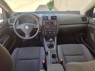 Volkswagen Golf 5 puertas gris