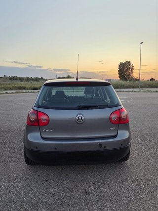 Volkswagen Golf 5 puertas gris