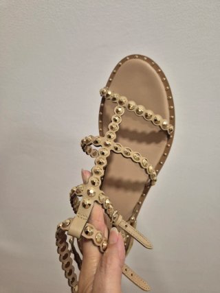 Sandalias Beige con Tachuelas Doradas