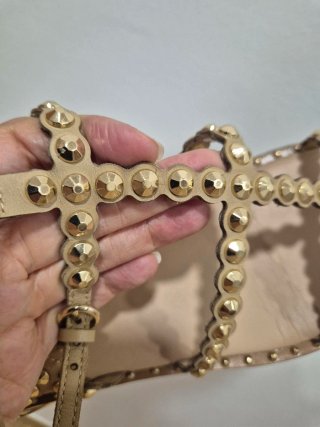 Sandalias Beige con Tachuelas Doradas