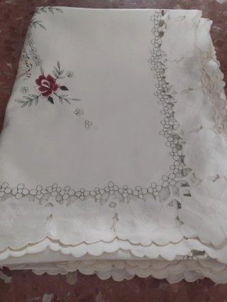 Mantel bordado flores y encaje medidas 173x135