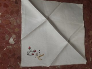 Mantel bordado flores y encaje medidas 173x135