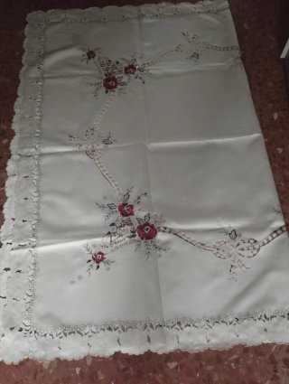 Mantel bordado flores y encaje medidas 173x135