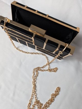 Bolso de fiesta rígido negro y dorado