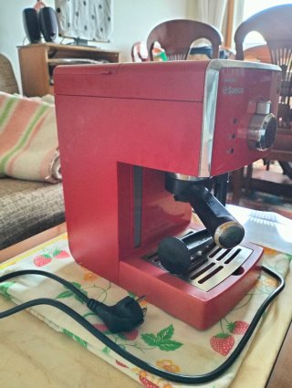 Cafetera Philips Saeco Roja