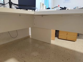 Mesa de despacho blanca y madera