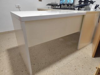 Mesa de despacho blanca y madera