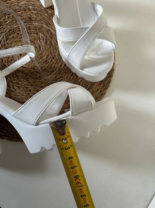 Sandalias blancas de tacón con plataforma