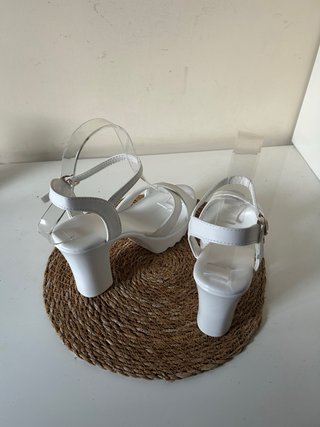 Sandalias blancas de tacón con plataforma